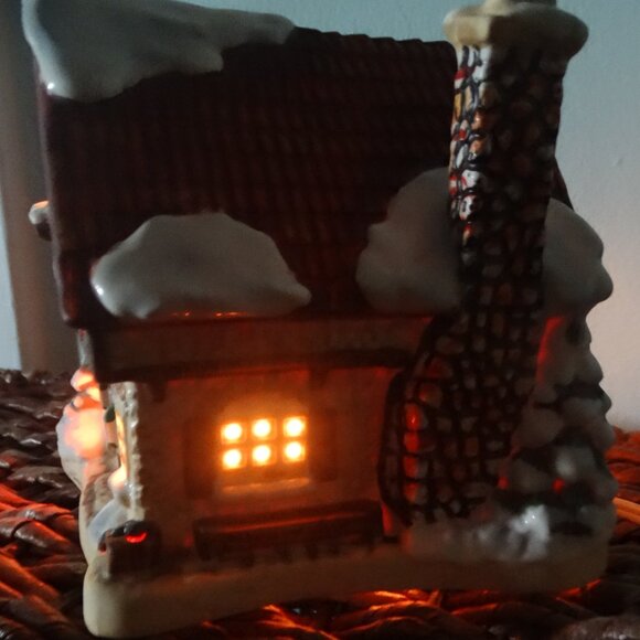 Hawthorne Collections Hummel Bavarian Christmas Village "Village Bakery" Lighted - Picture 10 of 11